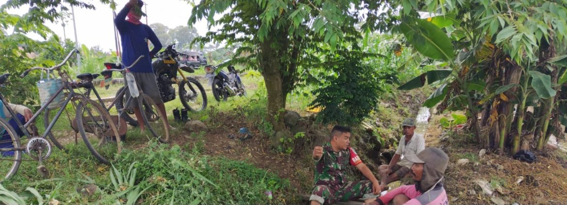 Personel Koramil 1608/Karangampel Laksanakan Karya Bhakti Pembersihan Parit di Desa Jayawinangun