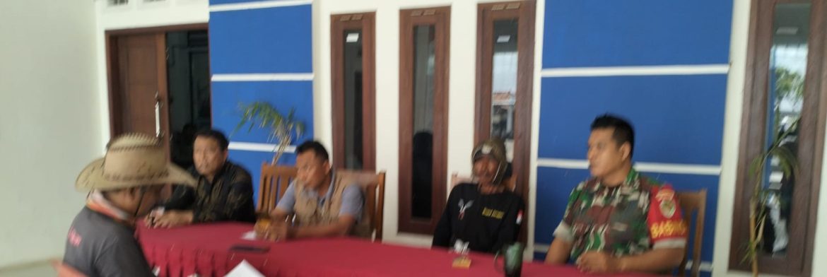 Komsos Anggota Koramil 1601/Indramayu Bersama Kuwu Desa Majakerta Dan Bhabinkamtibmas Wilayah Desa Binaan Desa Majakerta