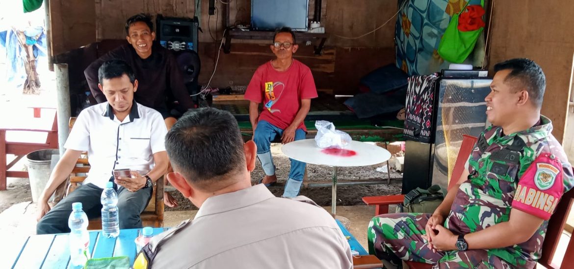 Komsos Anggota Koramil 1601/Indramayu di Wilayah Desa Binaan Desa Balongan