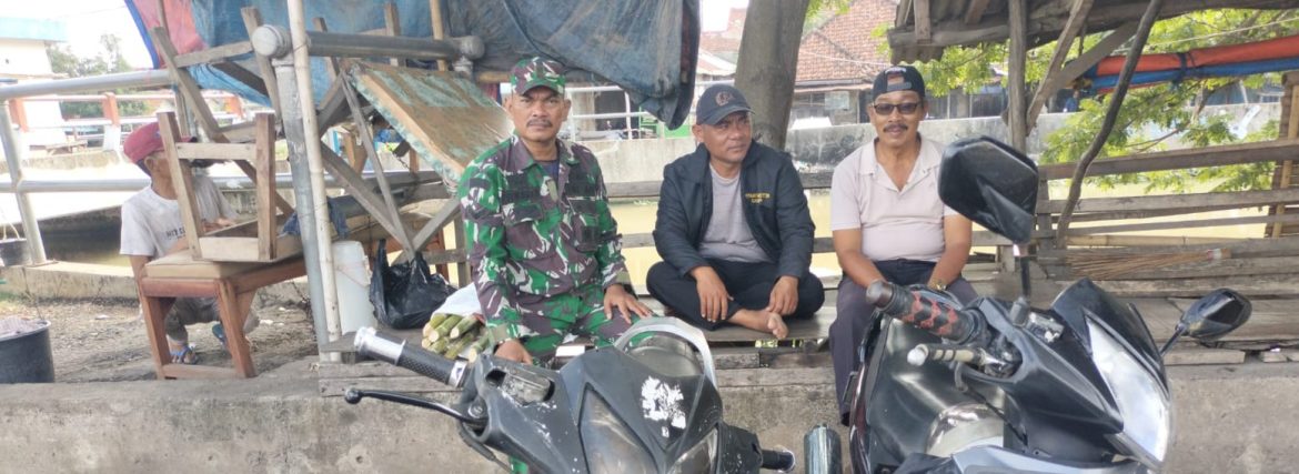 Personel Koramil 1605/Sukagumiwang Laksanakan Komsos Bersama Tukang Ojek di Desa Tulungagung