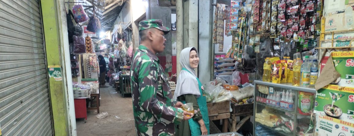 Anggota Koramil 1605/Sukagumiwang Lakukan Monitoring dan Pendataan Harga Sembako di Desa Tulungagung