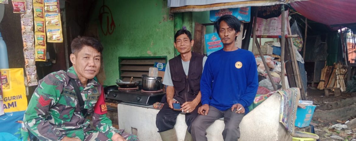 Anggota Koramil 1601/Indramayu Laksanakan Komsos Bersama Keamanan Pasar dan Warga Kelurahan Karangmalang