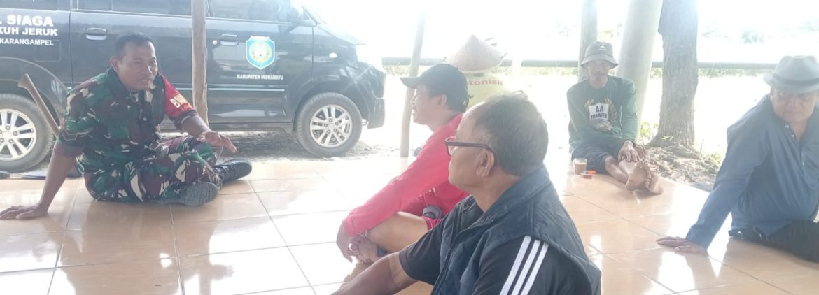 Personel Koramil 1608/Karangampel Laksanakan Komsos Bersama Petani Desa Dukuh Jeruk