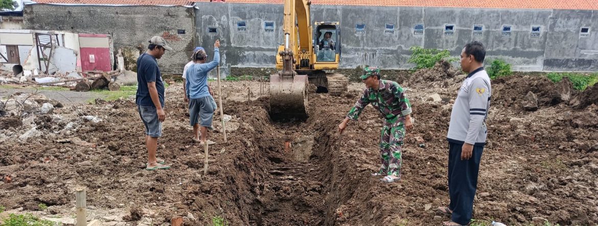 Babinsa Koramil 1608/Karangampel Laksanakan Pembersihan dalam Rangka Percepatan Pembangunan Koperasi Desa Merah Putih Desa Tanjungpura