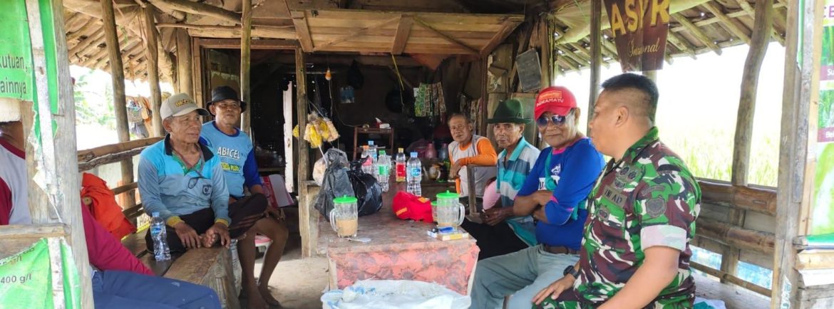 Anggota Koramil 1608 Karangampel Laksanakan Komsos Bersama Ketua RT dan Warga Desa Kedokanbunder Wetan
