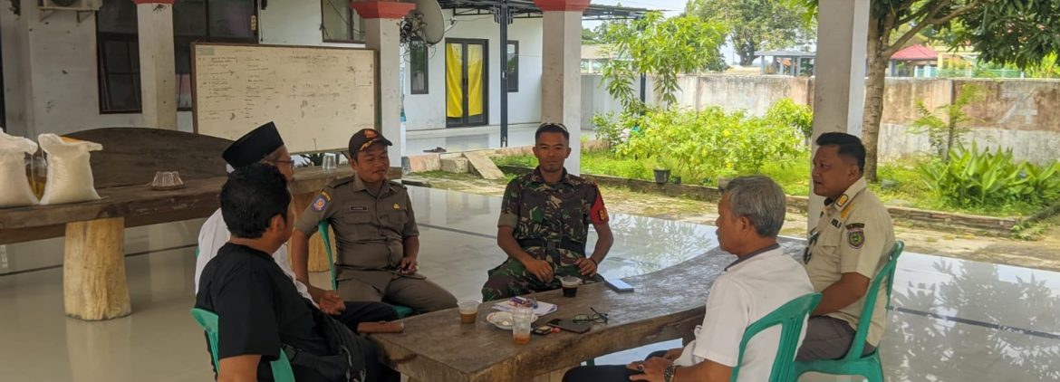 Anggota Koramil 1605 Sukagumiwang Laksanakan Komsos Bersama Pamong Desa dan Masyarakat Desa Cadangpinggan