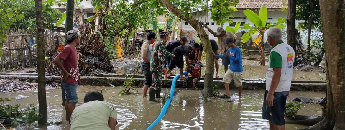 Koramil 1605 Sukagumiwang Laksanakan Monitoring Bangsit Pasca Musibah Banjir di Wilayah Kecamatan Kertasemaya