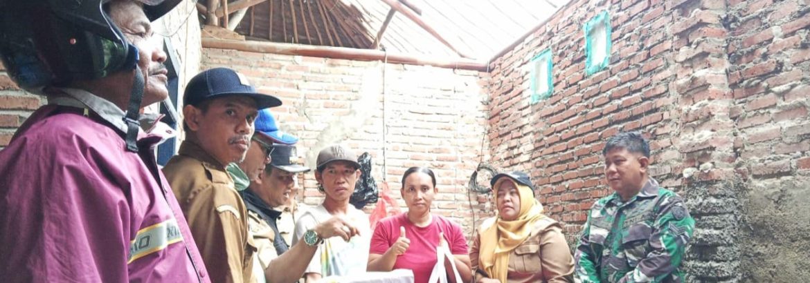 Koramil 1602 Sindang Laksanakan Kunjungan ke Rumah Andi Desa Karanganyar Dalam Rangka Meninjau Rumah terdampak Hujan dan Angin Kencang Desa Karanganyar