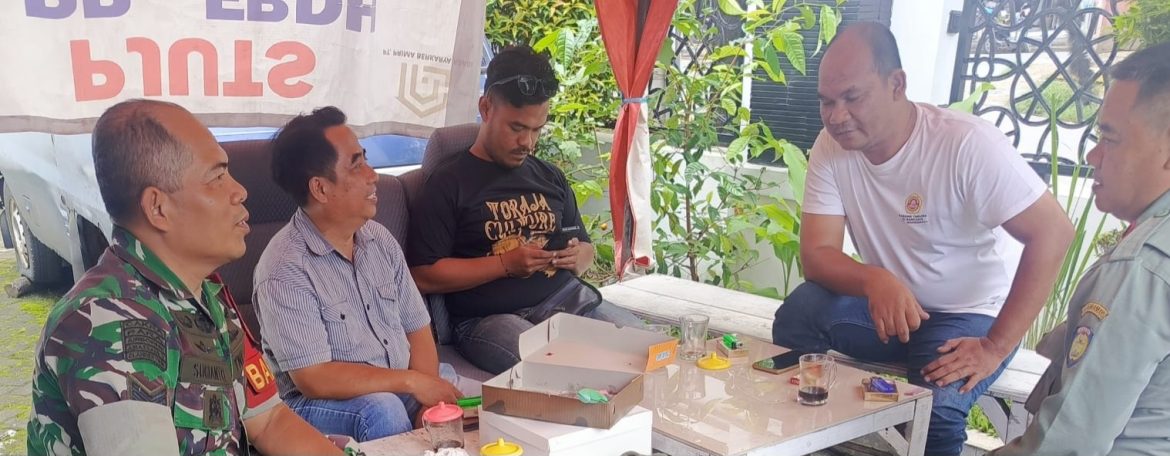 Komsos Anggota Koramil 1601/Indramayu di Wilayah Binaan Kelurahan Margadadi Bersama Kasitrantib dan Ketua Rt