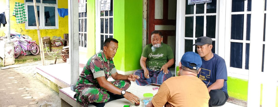 Anggota Koramil 1603 Lohbener Laksanakan Komsos Bersama Kuwu Terpilih dan Masyarakat Desa Bojongslawi