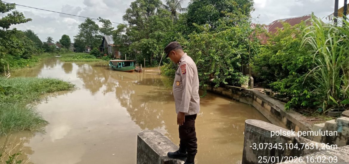 Polsek Pemulutan Rutin Laksanakan Pengecekan Debit Air Sungai