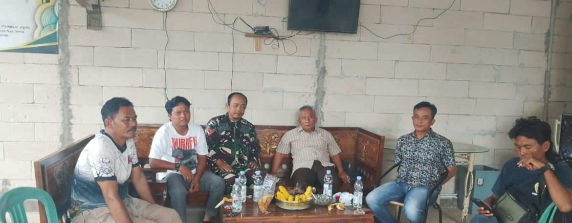 Komsos Babinsa Desa Santing Koptu Andi Anggota Koramil 1611/Losarang Bersama Masyarakat Desa Santing
