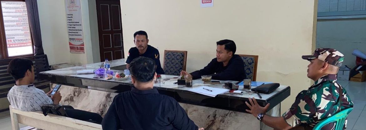 Komsos Babinsa Desa Jengkok Sertu Edi Kurniawan Anggota Koramil 1605/Sukagumiwang Bersama Pamong Desa Jengkok