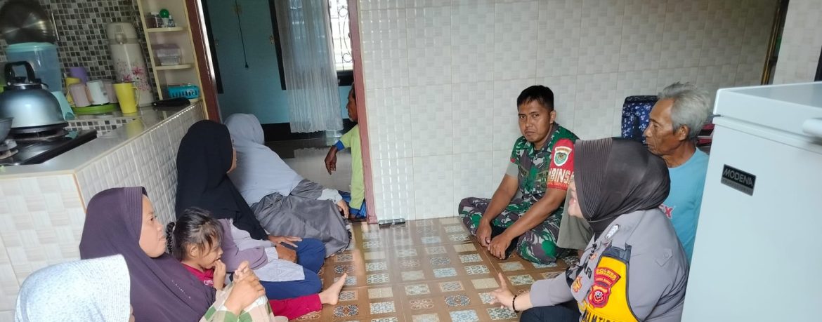 Komsos Anggota Koramil 1601/Indramayu dan Babinkantibnas di Wilayah Binaan Desa Rawadalem