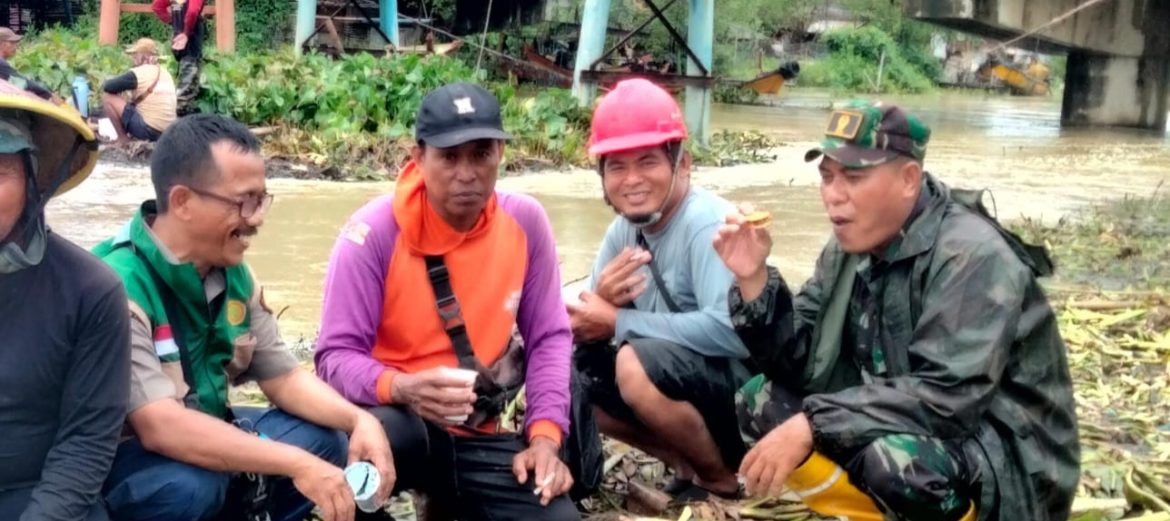 Personel Koramil 1601/Indramayu Laksanakan Komsos Bersama Petani Desa Singaraja