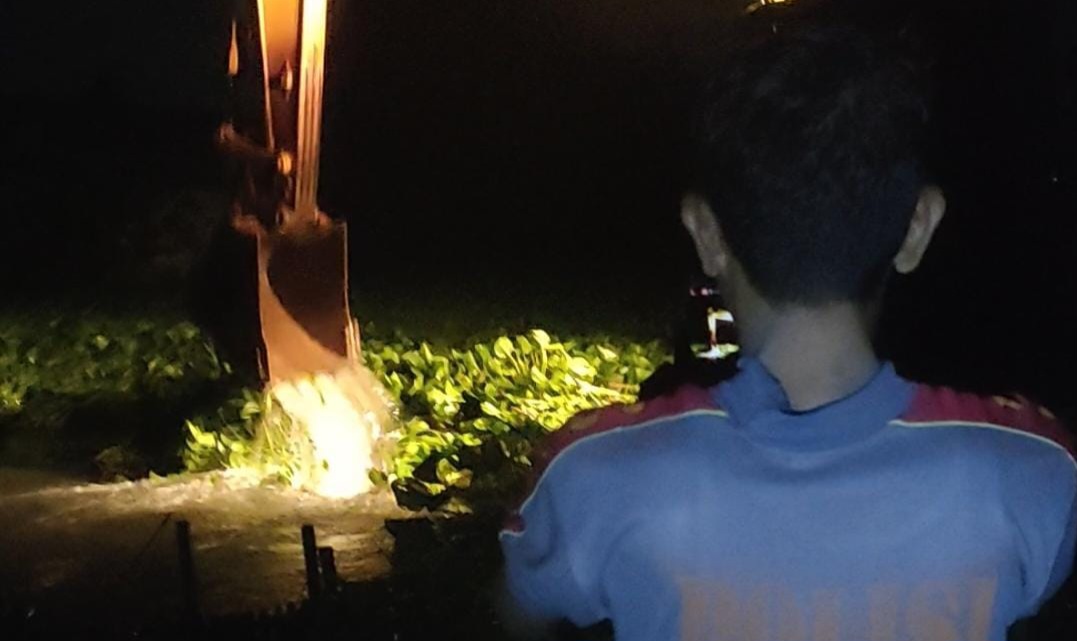 Aksi Kemanusiaan Anggota Polsek dan PWI : Dana Pribadi di Gunakan Kerahkan Alat Berat Atasi Banjir