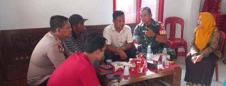 Anggota Koramil 1608/Karangampel Laksanakan Komsos Bersama Tomas, Toda dan Pamong Desa Dukuh Tengah