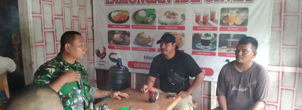 Babinsa Koramil 1603/Lohbener Laksanakan Komsos Bersama Masyarakat Desa Peranggong