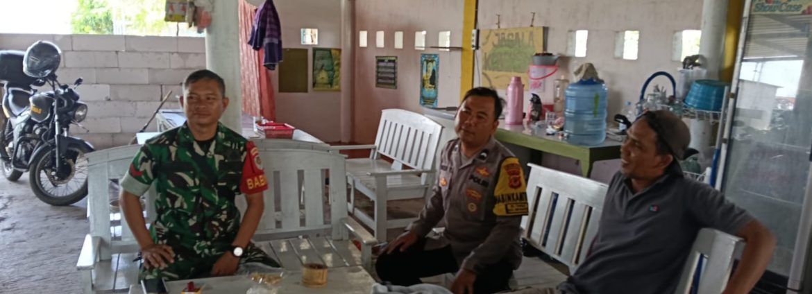 Komsos Anggota Koramil 1601/Indramayu Bersama Bhabinkamtibmas di Wilayah Binaan Desa Tambak