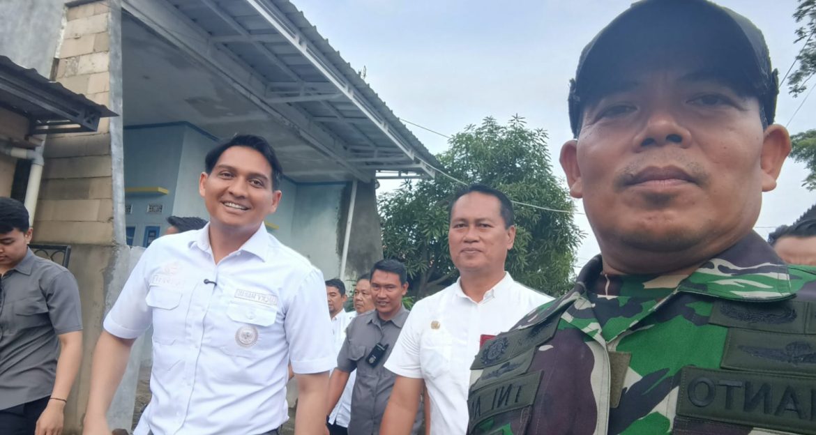 Koramil 1601 Indramayu Hadiri Peninjauan Pemukiman Warga Yang Terendam Banjir Di Wilayah Kelurahan Margadadi Oleh Bupati Indramayu