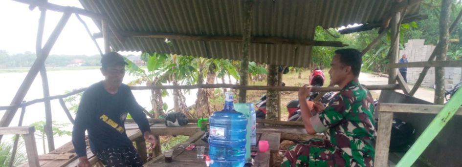 Anggota Koramil 1603 Lohbener Laksanakan Komsos Bersama Masyarakat Desa Tawangsari