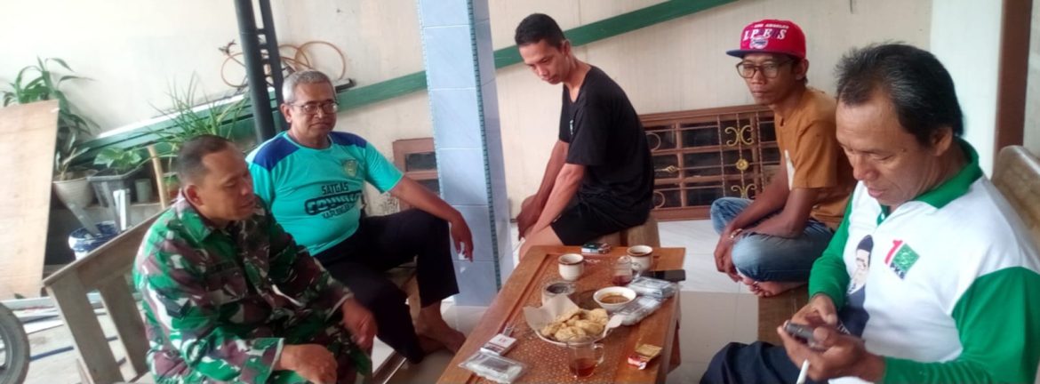 Anggota Koramil 1608 Karangampel Laksanakan Komsos Bersama Ketua RT dan Masyarakat Desa Kaplongan Lor