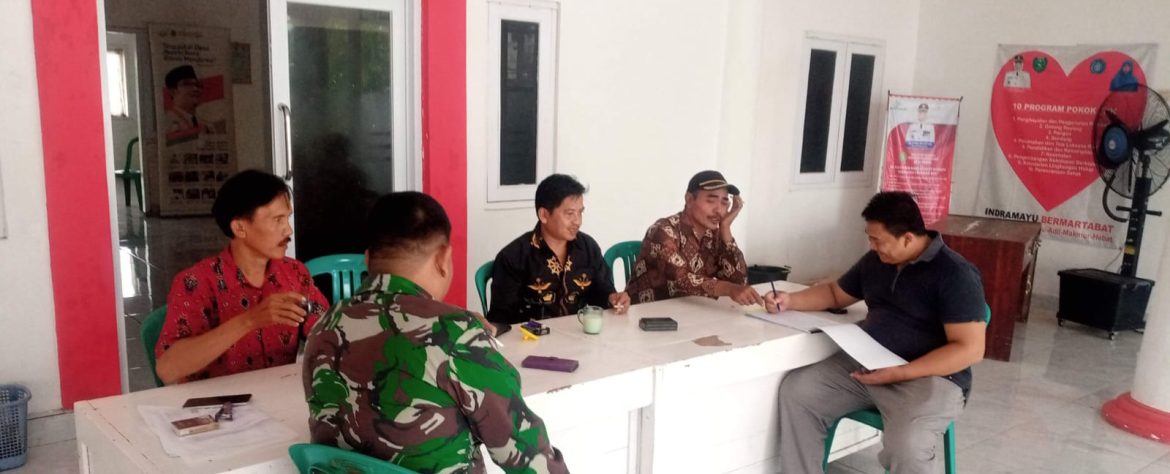 Komsos Babinsa Koramil 1611/Losarang Bersama Tokoh Masyarakat dan Masyarakat Desa Puntang 