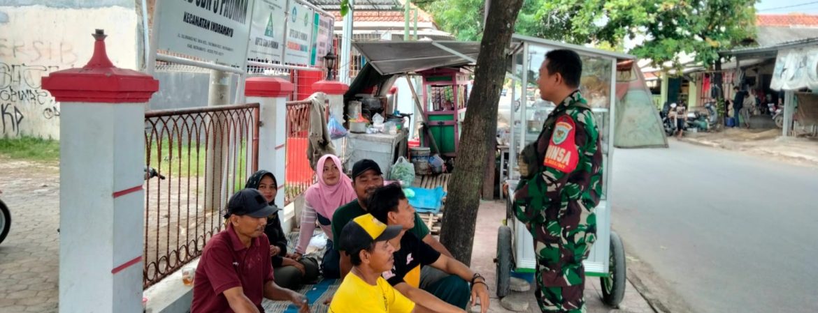 Komsos Anggota Koramil 1601/Indramayu di Wilayah Binaan Kelurahan Paoman 