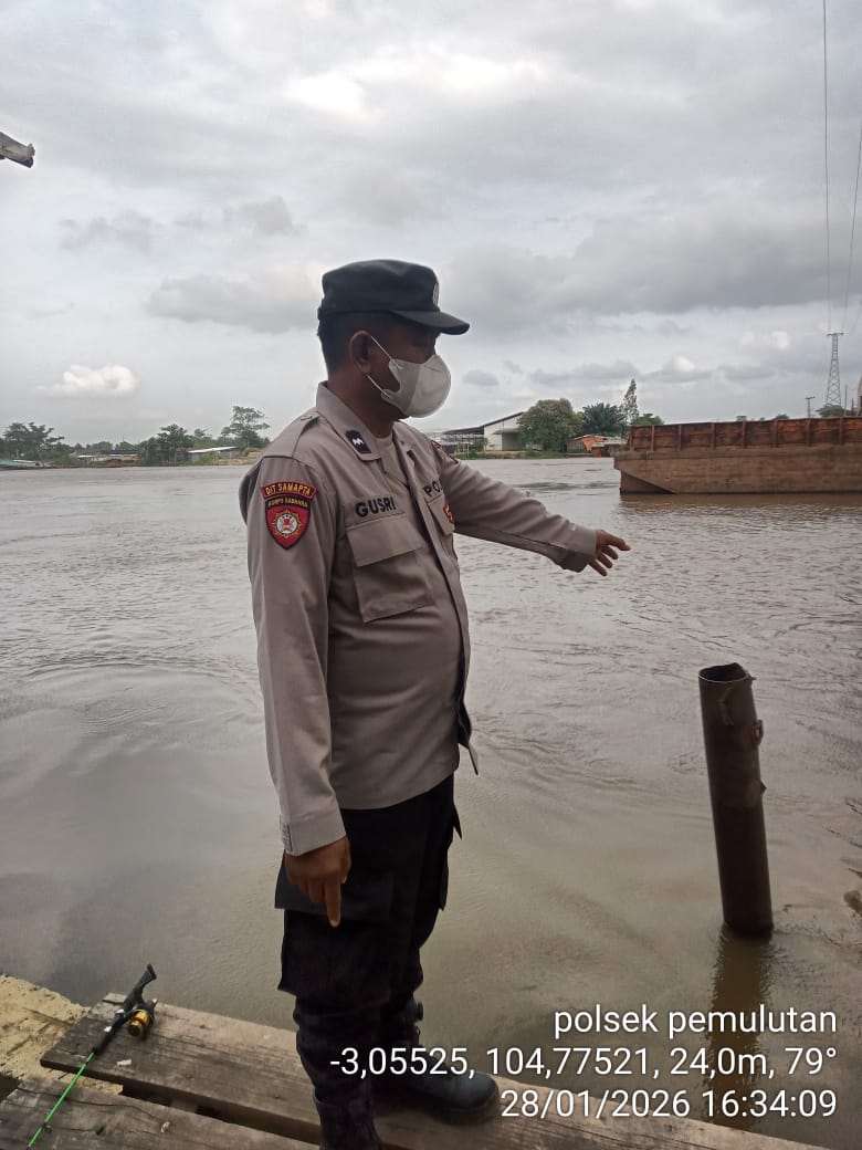 Polsek Pemulutan Cek Arus dan Debit Air Sungai Antisipasi Banjir