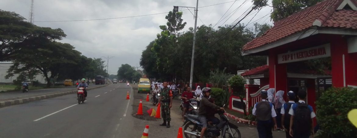Personel Koramil 1605/Sukagumiwang Bantu Menyeberangkan Anak Sekolah di Jalan Raya By Pass Candangpinggan