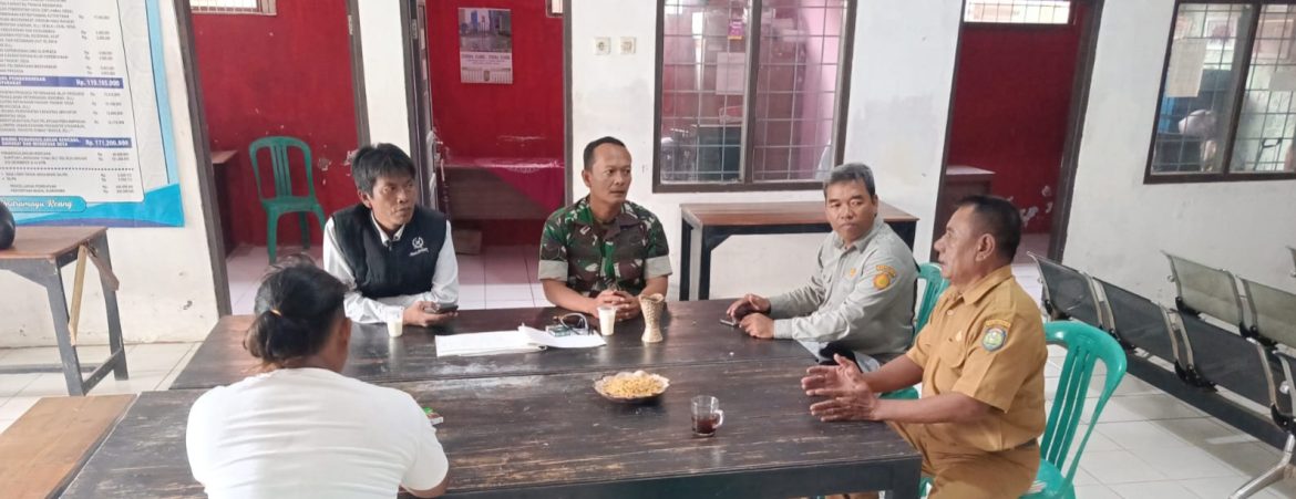 Anggota Koramil 1608/Karangampel Laksanakan Komsos Bersama Pamong Desa dan Masyarakat Desa Tanjungpura