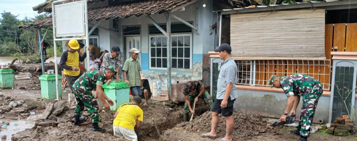 Personel Koramil 1605/Sukagumiwang Laksanakan Karya Bhakti Pembuatan Saluran Pembuangan Air di Desa Kertasemaya