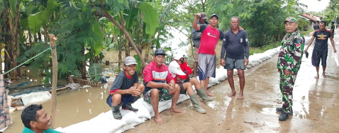Anggota Koramil 1611/Losarang Laksanakan Monitoring Luapan Air Sungai Cibuaya di Desa Pangkalan