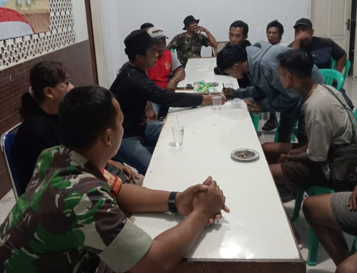 Komsos Anggota Koramil 1601/Indramayu di Wilayah binaan Kelurahan Kepandean