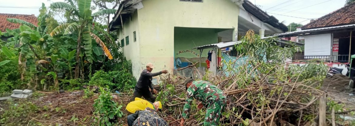 Koramil 1611/Losarang Laksanakan Karya Bhakti Bersama Masyarakat Desa Ranjeng