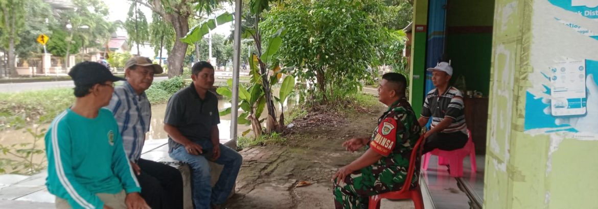 Komsos Anggota Koramil 1601/Indramayu di Wilayah Binaan Kelurahan Bojong Sari