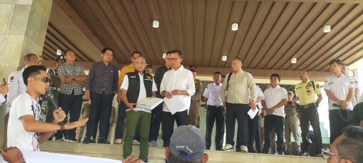 Puluhan Massa Laskar Prabowo 08 Menggelar Unras Di Depan DPRD Provinsi Sumsel Terkait Masalah Kredit Macet Dan Kredit fiktif Bank Sumsel Babel
