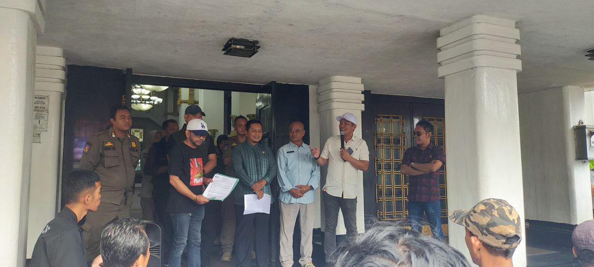PAD Tidak Sesuai Target Lembaga Sira Dan PST Menuntut Walikota Evaluasi Copot Jabatan Kepala Bapenda Dan Jajaran
