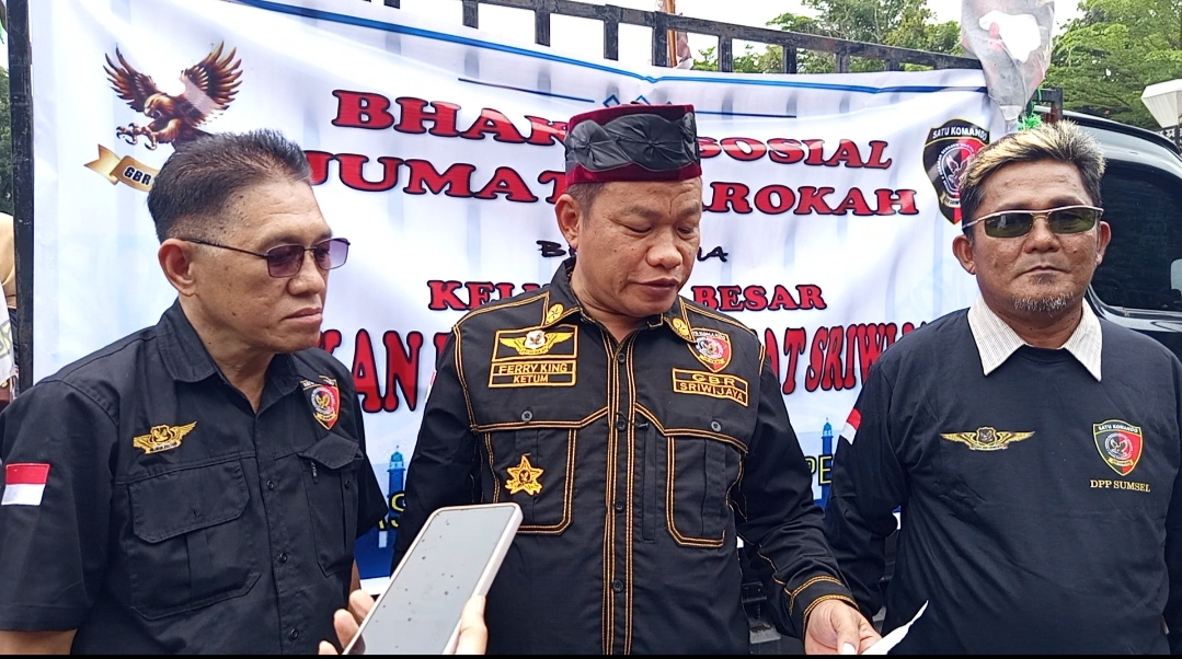 DPP Ormas GBR Gelar Jumat Berkah, Ketua DPP GBR Ferry KING Menyapa dan Berbagi untuk Pengguna Jalan