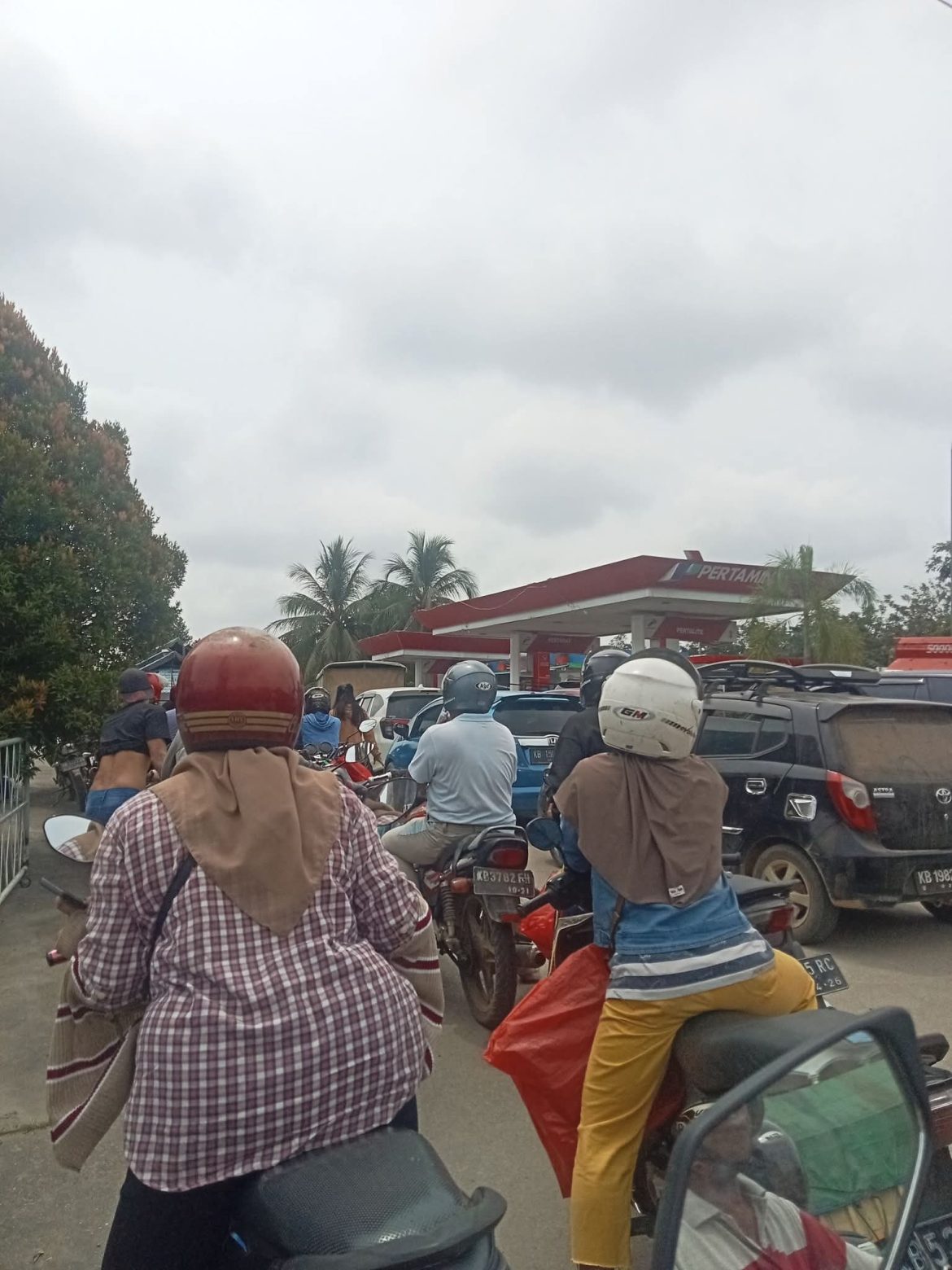SPBU Pal 4 Sintang Disorot: Antrean BBM Lumpuhkan Jalan, Rakyat Jadi Korban