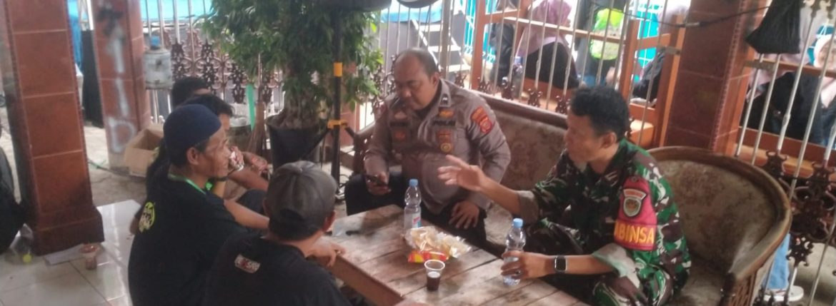 Anggota Koramil 1608 Karangampel Laksanakan Komsos Bersama Masyarakat Desa Benda