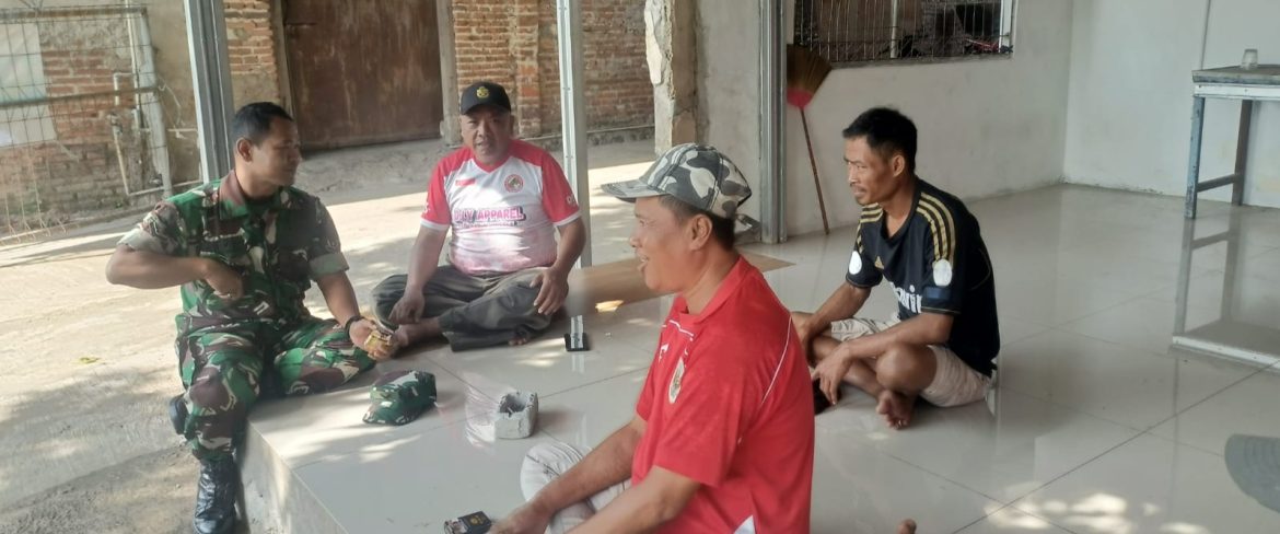 Babinsa Koramil 1605 Sukagumiwang Laksanakan Komsos Bersama Kuwu dan Masyarakat Desa Candangpinggan