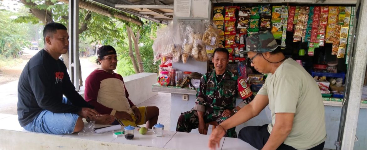 Anggota Koramil 1611 Losarang Laksanakan Komsos Bersama Ketua RT dan Masyarakat Desa Pegagan