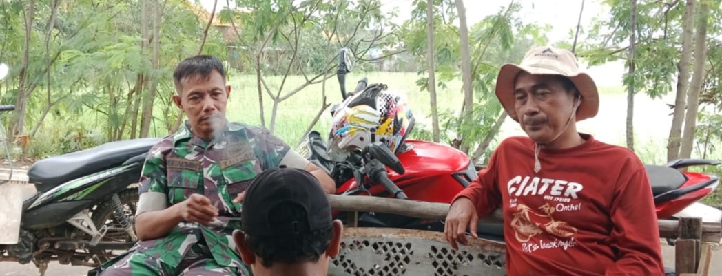 Babinsa Koramil 1602 Sindang Komsos Bersama Lurah Dan Pamongdesa Brondong
