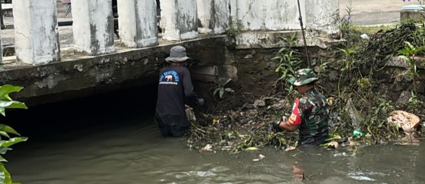 Kopda Wili Pimpin Karya Bhakti Pembersihan Eceng Gondok di Kali Ceblok Desa Pekandangan