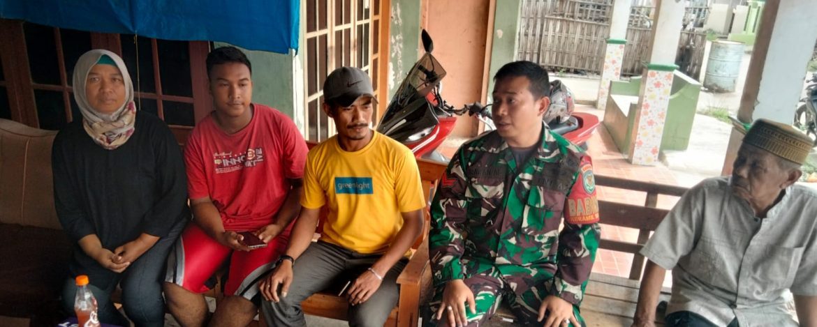 Komsos Anggota Koramil 1601/Indramayu di Wilayah Binaan Desa Karangsong