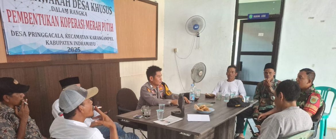 Babinsa Koramil 1608/Karangampel Laksanakan Komsos Bersama Perangkat Desa Pringgacala