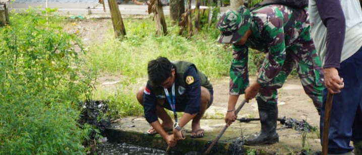 Sertu Wasdi Anggota Koramil 1603 Lohbener Laksanakan Kerja Bhakti Bersama Pamong Desa dan Mahasiswa KKN UNPAD di Desa Arahan Kidul