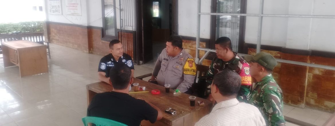 Babinsa Koramil 1611/Losarang Laksanakan Komsos Bersama Tokoh Masyarakat dan Masyarakat Desa Puntang