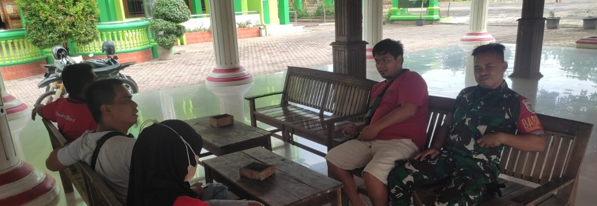 Babinsa Koramil 1605/Sukagumiwang Laksanakan Komsos Bersama Pamong dan Masyarakat Desa Kliwed